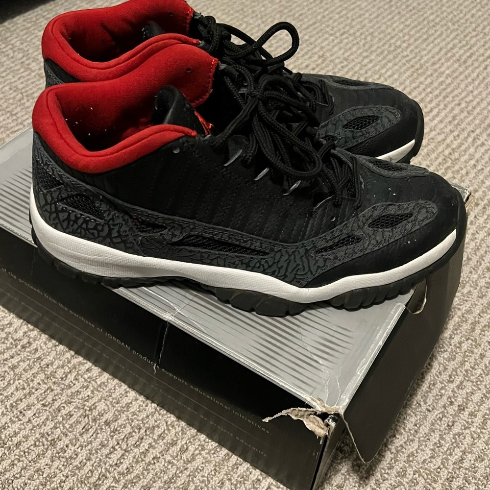 Nike Air Jordan 11 Retro Low size 9